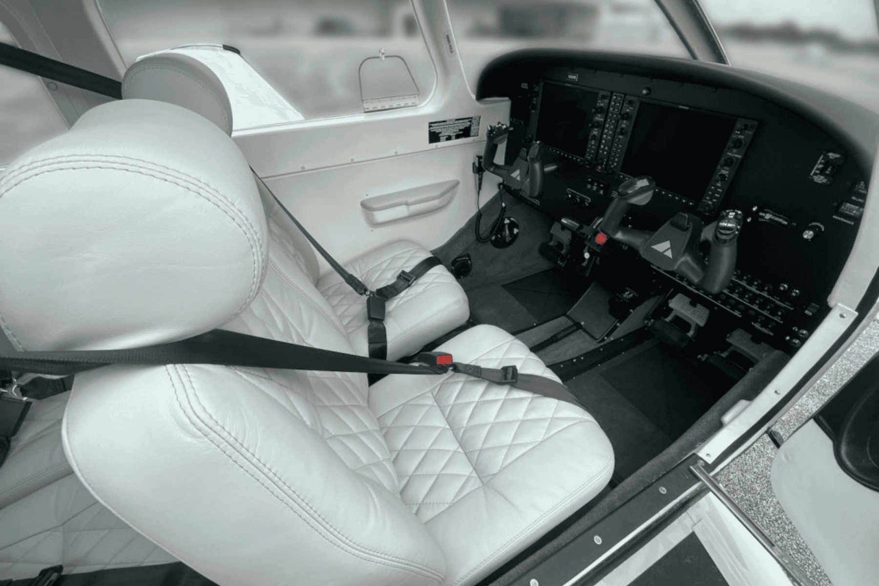 Piper Archer cockpit with white leather seats